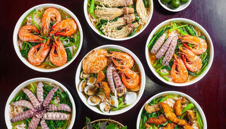 Xếp bún, rau sống, các loại hải sản hấp chín vào tô rồi chan nước dùng là được tô bún Thái hải sản thơm ngon, chuẩn vị cho cả nhà ăn. Ảnh internet.