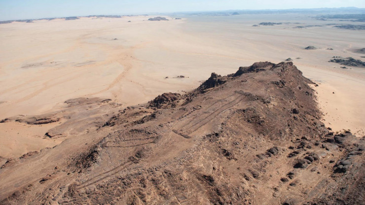 Vài mustatil cùng hiện ra trong bức ảnh chụp toàn cảnh một khu vực của sa mạc thuộc Ả Rập Saudi - Ảnh: PLOS ONE
