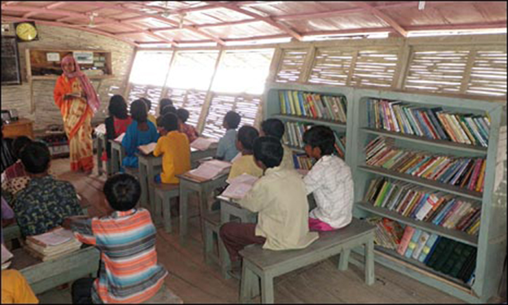 Nhiều trẻ em ở vùng nông thôn Bangladesh, đặc biệt là các bé gái không được đến trường. Theo truyền thống, con trai là đối tượng ưu tiên được đến trường, còn con gái chỉ được đến trường nếu nơi đó không quá xa nhà. Do lũ lụt, biến đổi khí hậu, trẻ em ở đây phải nghỉ học hàng tháng trời. Vì thế, một tổ chức phi lợi nhuận tên Shidhulai đã xây dựng những ngôi trường trên thuyền để các em được học hành.
