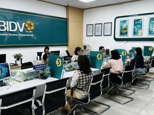 Nhân viên ngân hàng nhanh trí báo công an ngăn chặn đôi vợ chồng bị kẻ lừa đảo “yểm bùa”