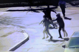 Video: Khoảnh khắc thanh niên ”tung cước” hạ tên cướp giật túi xách giữa phố