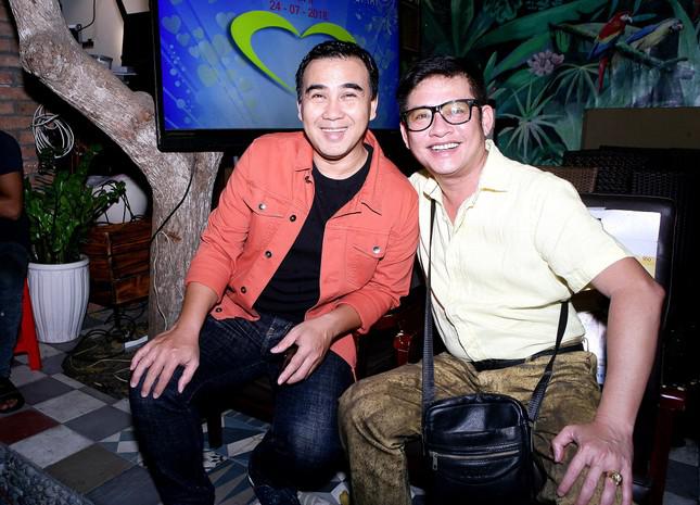 Nghệ sĩ Tấn Beo bất tỉnh sau khi rơi tự do xuống cầu thang - 2