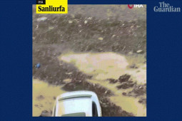 Thế giới - Dòng nước lũ bẻ đôi con đường ở Thổ Nhĩ Kỳ