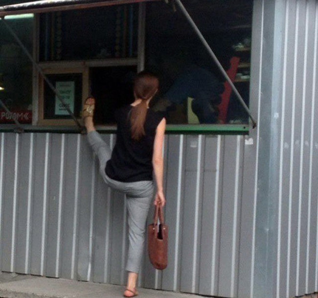 Đo giúp em đôi giày với chủ quán.
