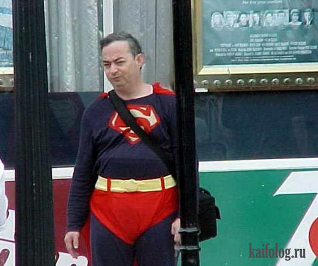 &#34;Super man&#34; phiên bản chờ xe buýt.
