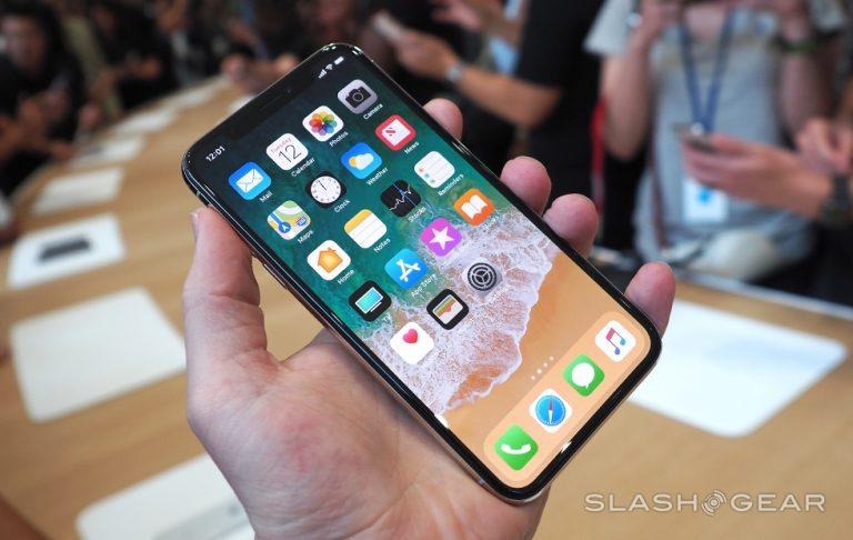 iPhone X với màn hình 5,8 inch nhỏ gọn.