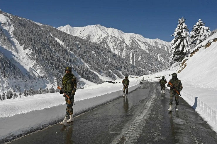 Binh sĩ Ấn Độ làm nhiệm vụ trên tuyến đường dẫn tới vùng Ladakh.