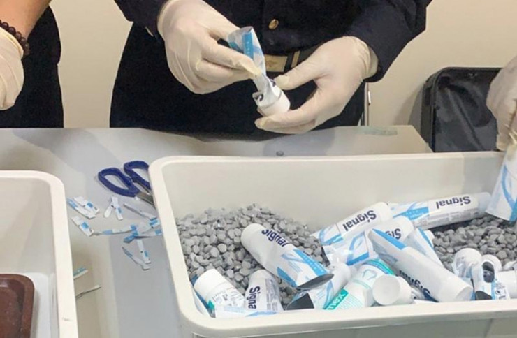 Ma túy giấu trong tuýp kem đánh răng thu giữ trong hành lý của 4 nữ tiếp viên hàng không ngày 16/3.