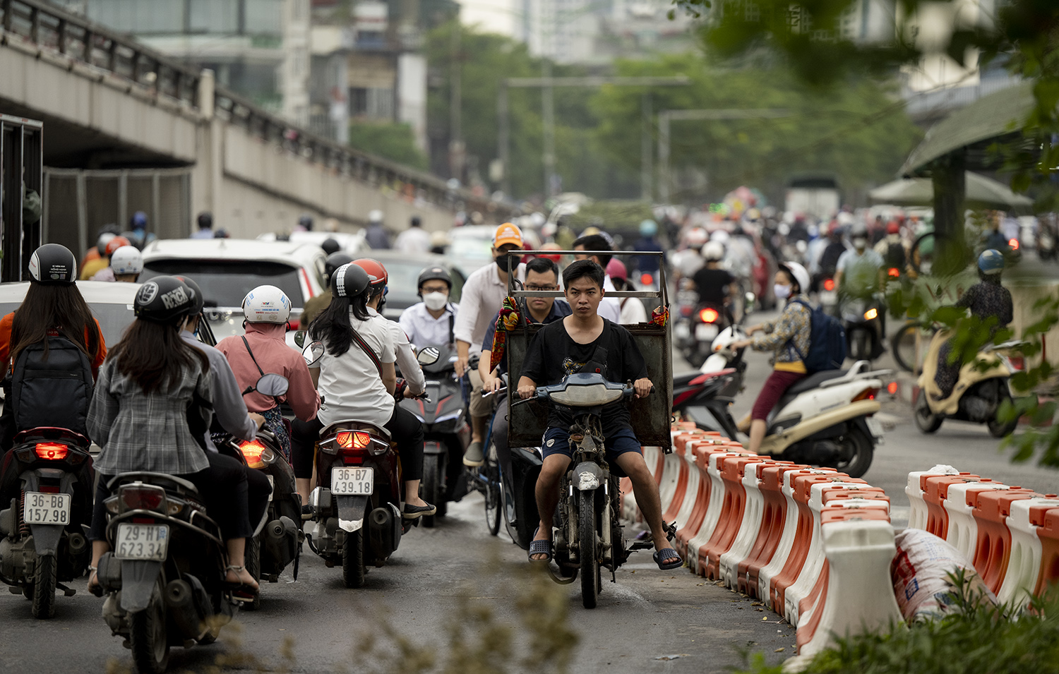 HN: Hàng loạt nút giao thông xuất hiện xe máy nối đuôi nhau chạy “kỳ dị”, phạm lỗi nặng - 14