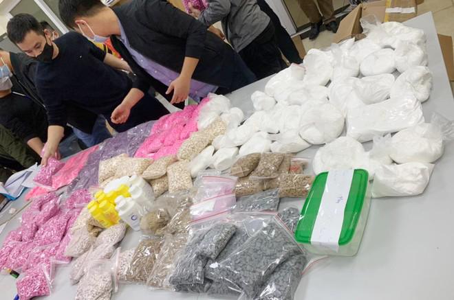 Cơ quan chức năng kiểm đếm tang vật Những thùng mỹ phẩm khác thường