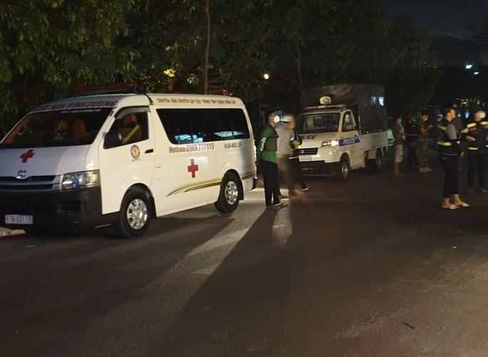 Lực lượng cảnh sát cùng xe cấp cứu có mặt tại hiện trường