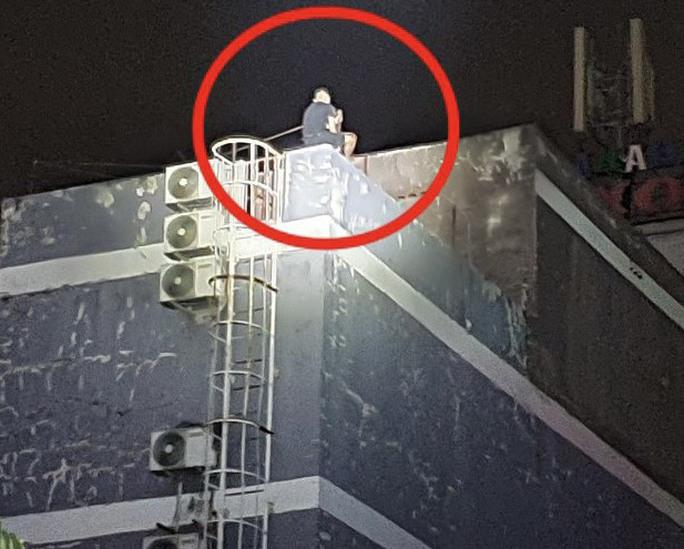 Hình ảnh người đàn ông trên tầng 5 quán karaoke sau khi bị cảnh sát truy đuổi