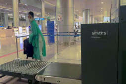 CLIP: Cận cảnh soi chiếu phát hiện 11,48kg ma túy do 4 tiếp viên Vietnam Airlines vận chuyển