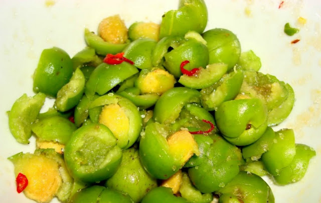 Mơ xanh dầm được nhiều người thích