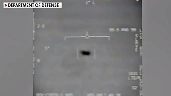 Một vật thể bay không xác định trong clip do Bộ Quốc Phòng Mỹ đưa ra. Ảnh: Fox News.