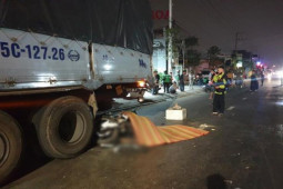 Tin tức trong ngày - Thanh niên chạy xe máy đi nhậu về tông đuôi xe tải đậu ven đường tử vong
