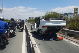 Tin tức trong ngày - Ô tô Porsche lật ngửa trên đường dẫn cao tốc, 2 người bị thương