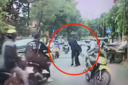 Tin tức trong ngày - Clip: Tài xế ô tô bị lái xe máy đánh tới tấp vì mở cửa gây tai nạn