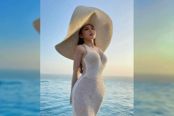 Thời trang - "Thánh nữ Mì Gõ" đi biển khoe dáng đẹp mơ màng với kiểu váy trắng tinh khôi