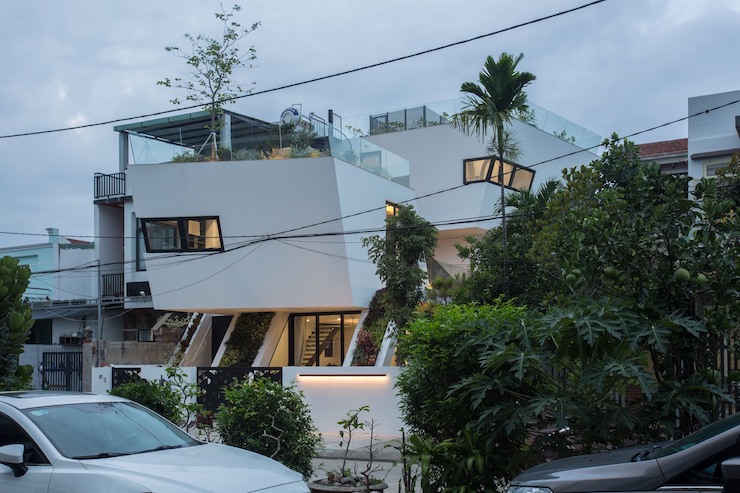 Đội ngũ thiết kế cho biết, dự án này không chỉ có nhiệm vụ thiết kế một ngôi nhà chỉ để ở, mà cần tạo ra những không gian có sự mới mẻ, khác biệt với hàng triệu nhà lô phố khác ở Việt Nam. (Ảnh: 85 Design)
