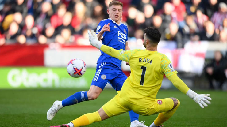Harvey Barnes bình tĩnh đánh bại David Raya trong pha đối mặt