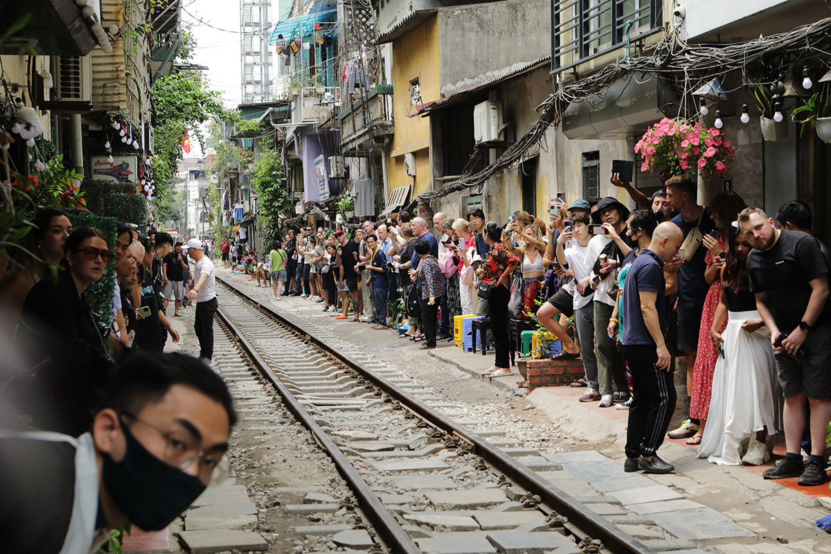 Hà Nội: Du khách tràn vào phố cà phê đường tàu trải nghiệm cảm giác mạnh ngày cuối tuần - 1