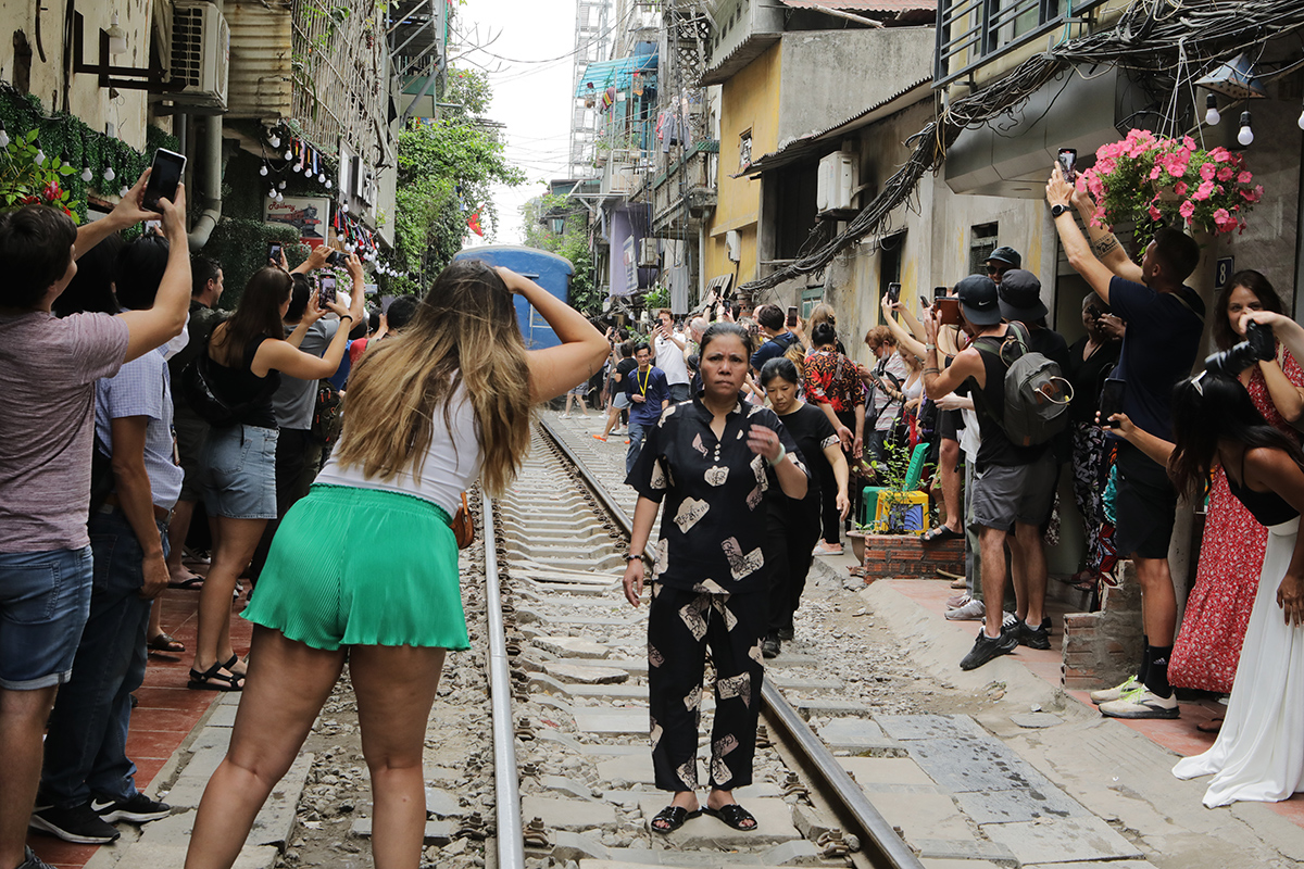 Hà Nội: Du khách tràn vào phố cà phê đường tàu trải nghiệm cảm giác mạnh ngày cuối tuần - 10