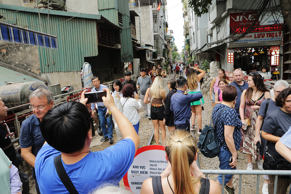 Hà Nội: Du khách tràn vào phố cà phê đường tàu trải nghiệm cảm giác mạnh ngày cuối tuần - 14