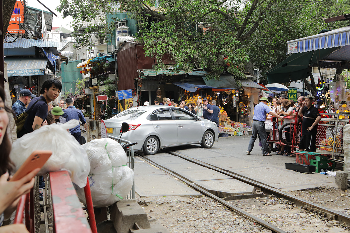 Hà Nội: Du khách tràn vào phố cà phê đường tàu trải nghiệm cảm giác mạnh ngày cuối tuần - 4