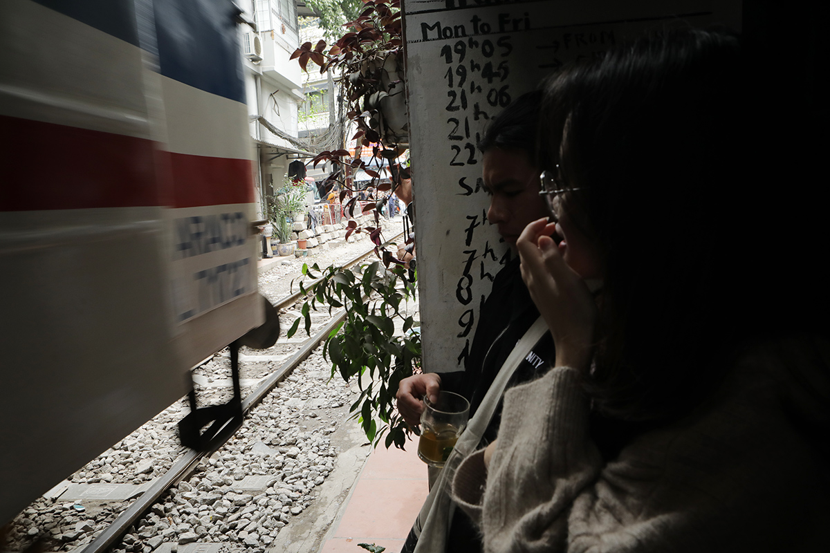 Hà Nội: Du khách tràn vào phố cà phê đường tàu trải nghiệm cảm giác mạnh ngày cuối tuần - 9