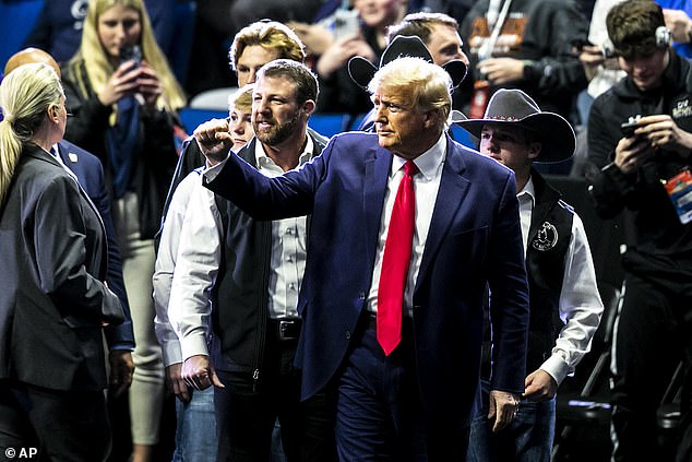 Ông Trump giơ nắm đấm khi tới dự khán một trận đấu vật thuộc&nbsp;giải vô địch đấu vật NCAA ở Tulsa, bang Oklahoma.