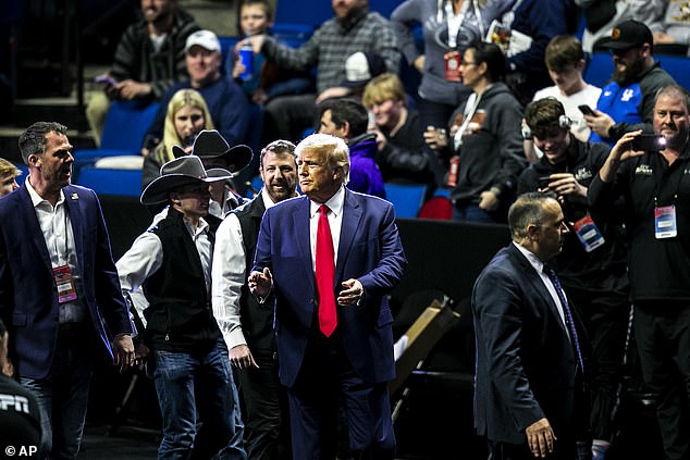 Ông Trump xuất hiện công khai sau khi tuyên bố về khả năng bị bắt ngày 21/3.