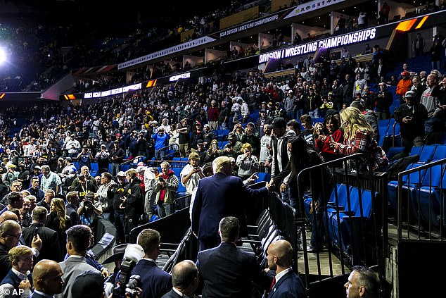 Ông Trump bắt tay những người ủng hộ có mặt tại&nbsp;giải vô địch đấu vật NCAA .