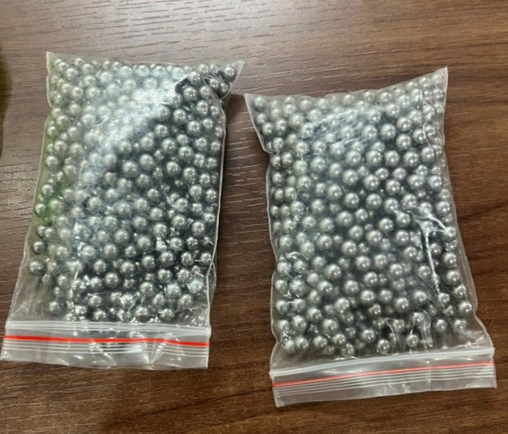 Súng và bi sắt 2 đối tượng dùng để bắn vỡ cửa kính khách sạn, nhà hàng.