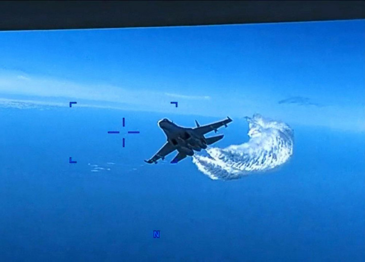 Hình ảnh được cho là ghi lại từ chiếc MQ-9 khi bị một chiếc Su-27 tiếp cận và xả nhiên liệu trực diện. Ảnh: Thời báo Hoàn Cầu