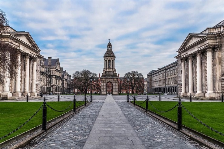 1. Đại học Trinity, Dublin, Ireland

Được thành lập vào năm 1592 bởi Nữ hoàng Elizabeth I, Trinity College là trường đại học được xếp hạng cao nhất của Ireland. Tuy nhiên, giá trị học thuật của nó không phải là điều duy nhất để ngưỡng mộ. Các tòa nhà của trường đại học là những tòa nhà đẹp nhất ở Dublin. Khách du lịch thường đến đây để thăm quan thư viện, nơi có các kệ gỗ cao từ trần đến sàn chứa hàng trăm nghìn cuốn sách.
