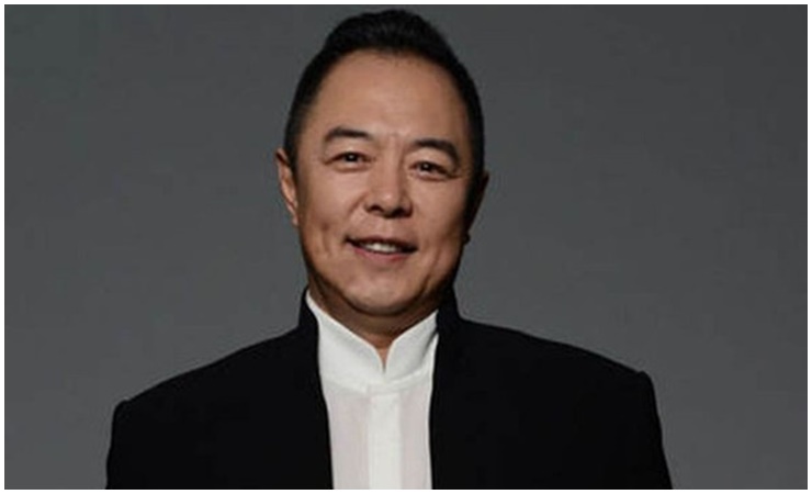 Trương Thiết Lâm (65 tuổi), là diễn viên gạo cội của màn ảnh Hoa ngữ, chuyên đóng các vai hoàng đế.

