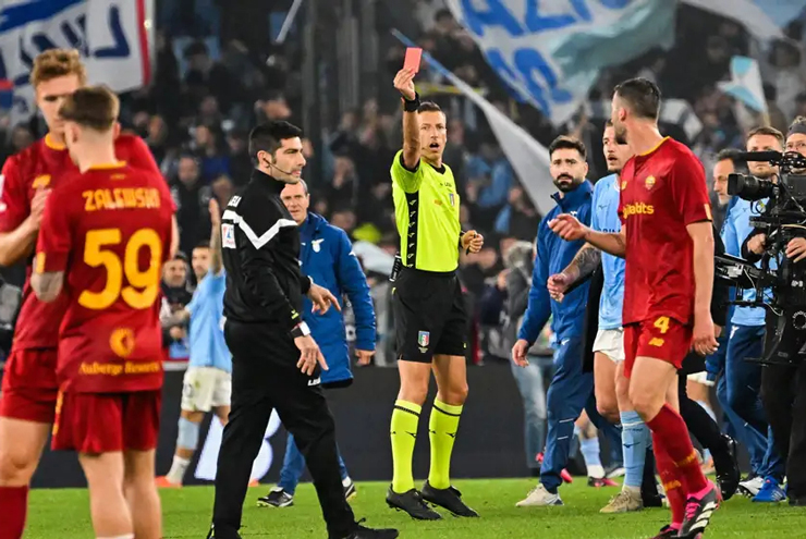 Trọng tài Massa đã phải rút tới 3 tấm thẻ đỏ trong trận derby Roma