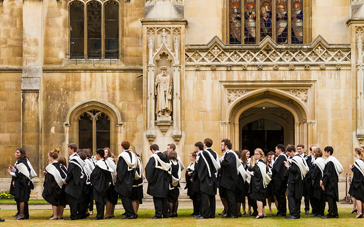 Trong buổi lễ tốt nghiệp, bạn có thể thấy rõ nhất Cambridge coi trọng sinh viên như thế nào. Sinh viên được xướng tên và được hiệu trưởng chúc phúc.

