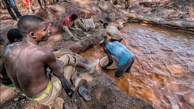 Cộng hoà Trung Phi có trữ lượng khoáng sản phong phú, thu hút nhiều công ty bao gồm từ Pháp, Nga và Trung Quốc đến khai thác. Ảnh: DW