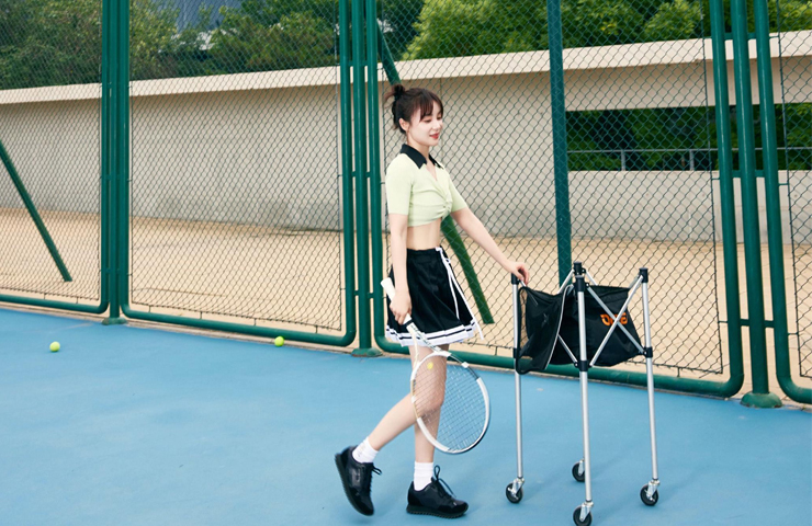 Tông màu trắng, đen, xanh rêu, vàng được sử dụng nhiều nhất.&nbsp;
