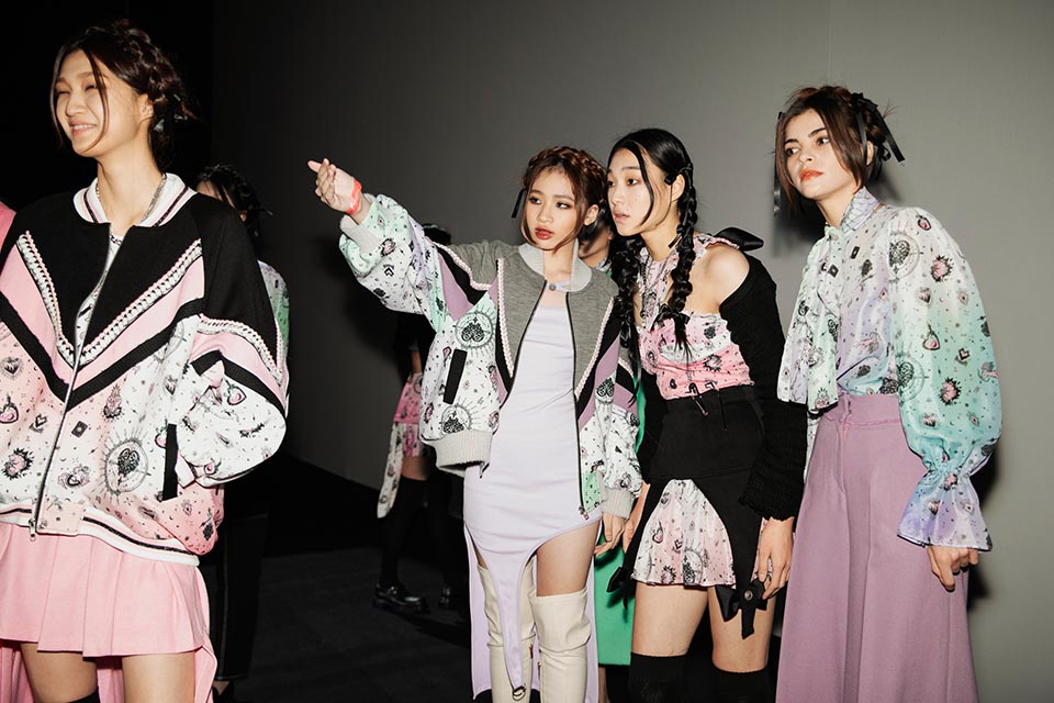 Cô bé 14 tuổi, cao 1m7 là mẫu Việt duy nhất diễn tại Seoul Fashion Week 2023 - 4