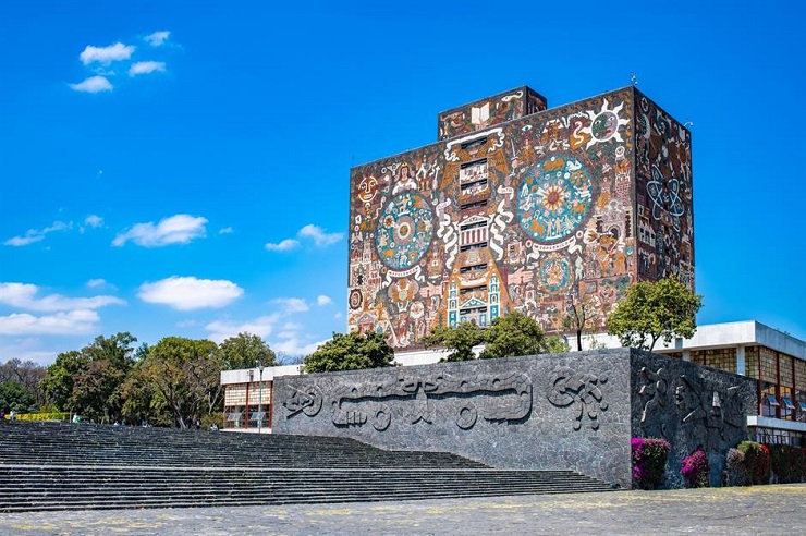 2. Đại học Tự tri Quốc gia Mexico, Mexico

Không thể phủ nhận rằng, Đại học Tự trị Quốc gia Mexico có kiến trúc vô cùng bắt mắt. Khuôn viên có một không hai này là khuôn viên lớn nhất ở Mỹ Latinh. Ngôi trường được thiết kế bởi các kiến ​​trúc sư giỏi nhất của Mexico. Diego Rivera và David Alfaro Siqueiros là những họa sĩ đã giúp tạo ra những bức tranh tường tuyệt đẹp của trường đại học.
