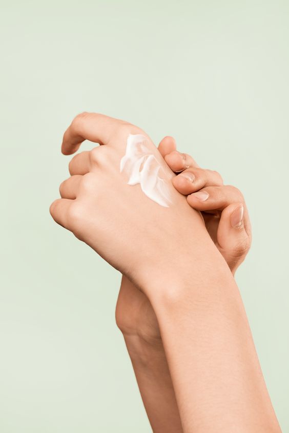 Trào lưu phủ dầu lên da để làn da căng mượt mềm mại - 1