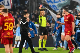 Bóng đá - Derby Roma quá nóng: Đội Mourinho đá "như đấu vật", có tới 3 thẻ đỏ