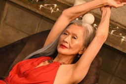 Thời trang - Cơ thể đầy nếp nhăn nhưng người mẫu 71 tuổi vẫn nổi tiếng với khí chất bất phàm