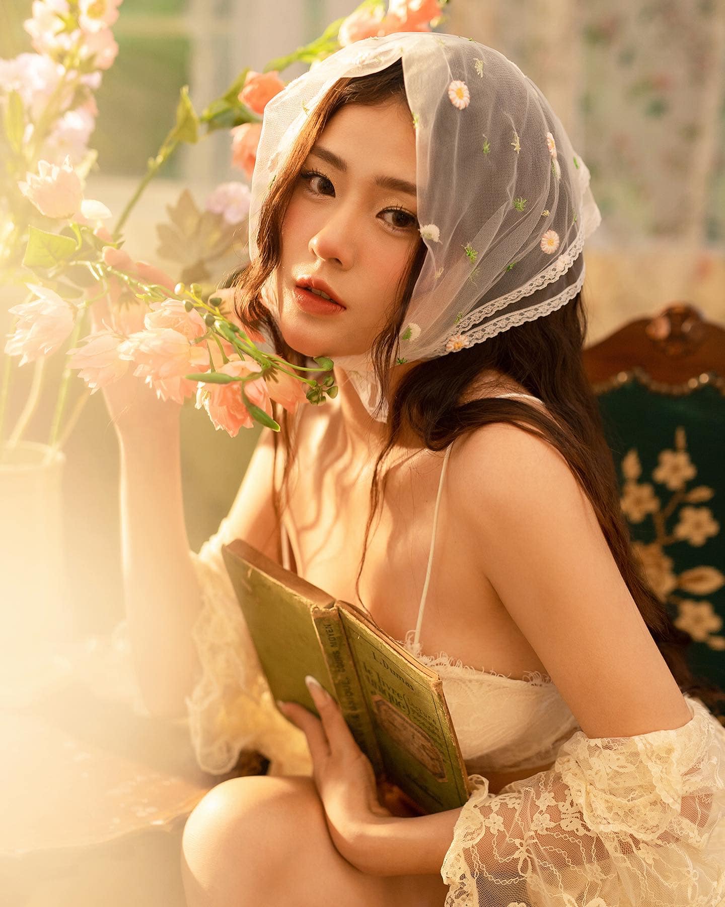 Nguyễn Dương Hồng Hân sở hữu gương mặt búp bê cùng vóc dáng quyến rũ nên có gu mặc đa dạng. Tuy nhiên, cô được nhiều người nhận xét là phù hợp nhất với phong cách nàng thơ điệu đà.