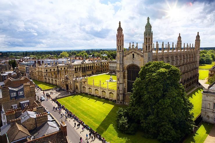 Trường cao đẳng đầu tiên của Đại học Cambridge là Peter College, được thành lập năm 1284. Một số trường cao đẳng khác được thành lập vào thế kỷ 14 và 15, nhưng có một thời gian cách biệt: Sydney Sussex College và Downing College cách nhau 24 năm.

