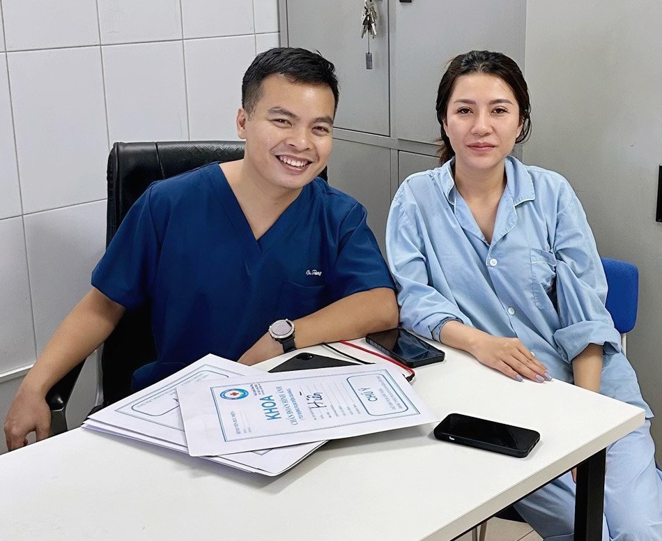 Với bác sĩ Tùng, thành tích lớn nhất của mỗi bác sĩ đó là chữa được bệnh cho nhiều người, nhìn thấy nụ cười hạnh phúc của họ khi xuất viện