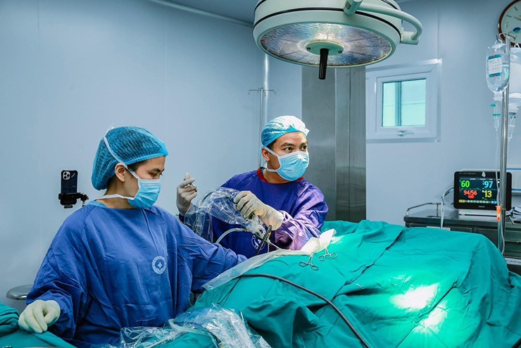Bác sĩ Tùng trong một ca tán sỏi cho bệnh nhân
